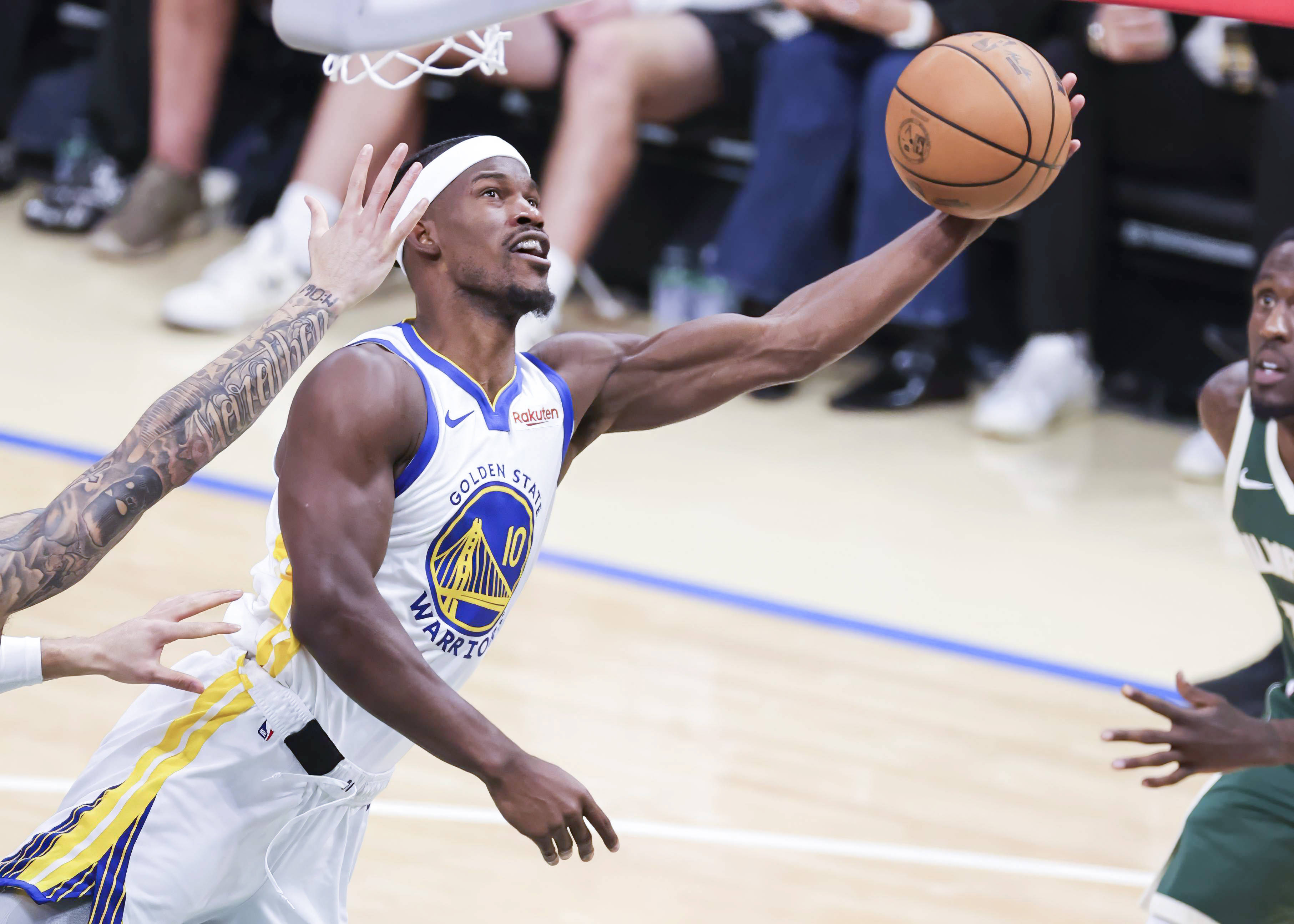 关于雄鹿力克雷霆，詹姆斯状态火热的信息