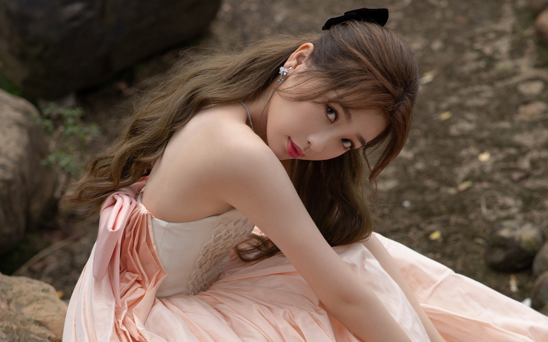 东方韧劲与西方魔法，足球世界的双重奏